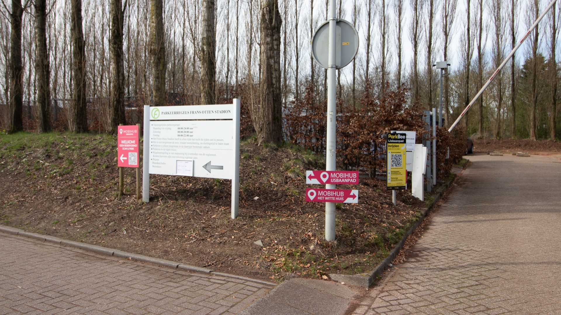 MOBIHUB P+R IJsbaanpad toegang en bewegwijzering